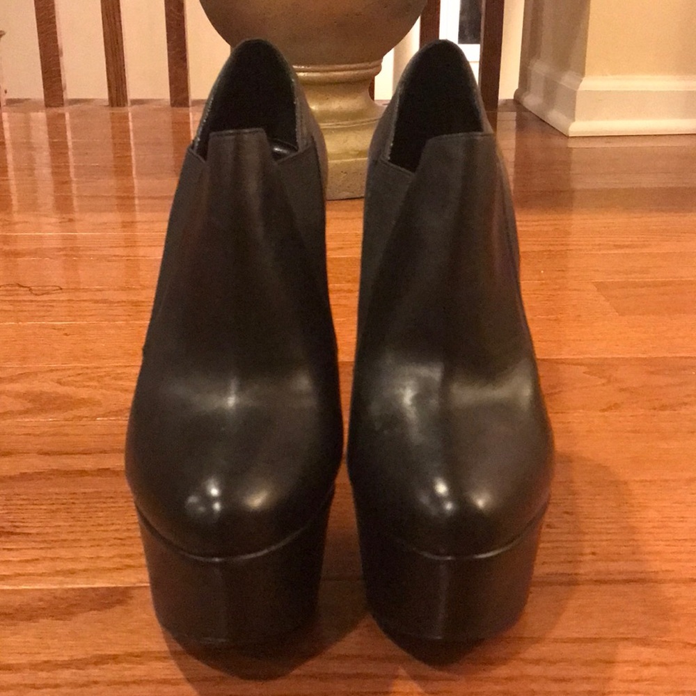 Steve Madden Black Platform Booties In Size 9 - image 4